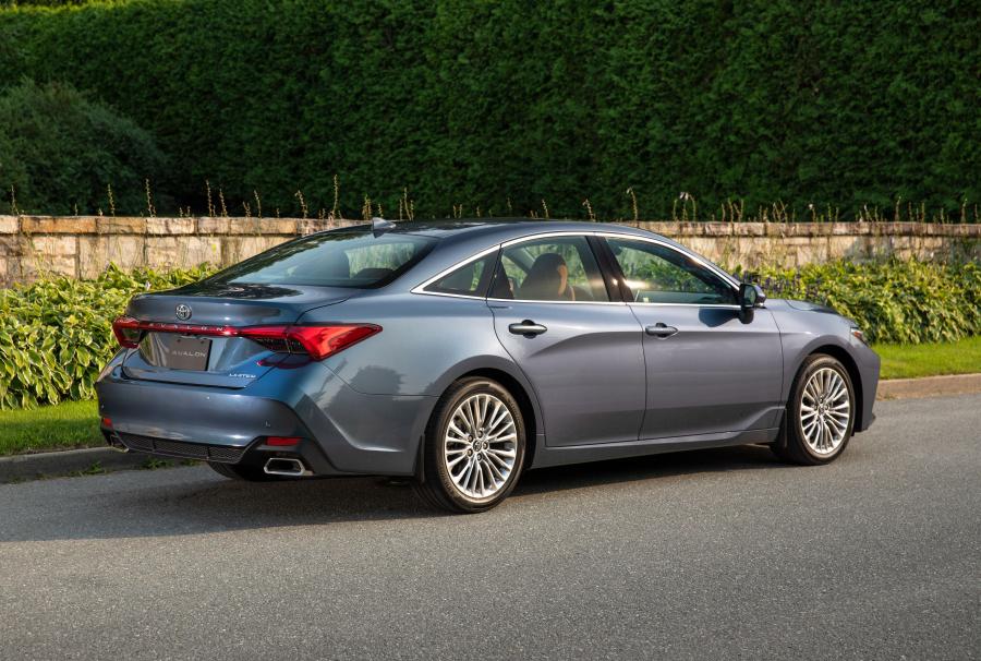 Toyota Avalon Limited 2018 года  (фото 9 из 12)